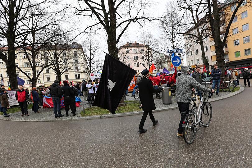 Traditionell zu Ostern marschieren die Menschen durch zahlreiche deutsche Städte. Auch in München demonstrieren hunderte für den Frieden.