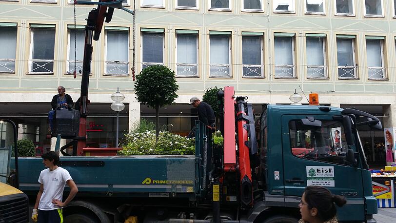 Ein Kübel ist verladen. Der nächste Betonbottich kommt an den Haken.