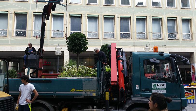 Ein Kübel ist verladen. Der nächste Betonbottich kommt an den Haken. Ein Kübel ist verladen. Der nächste Betonbottich kommt an den Haken.