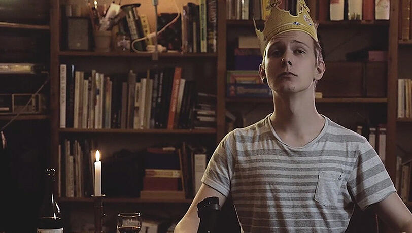 „Prokrastination“ heißt dieser Film – stilecht mit Pappkrone. „Prokrastination“ heißt dieser Film – stilecht mit Pappkrone.