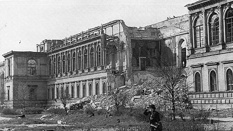 Kriegsschäden an der Pinakothek.