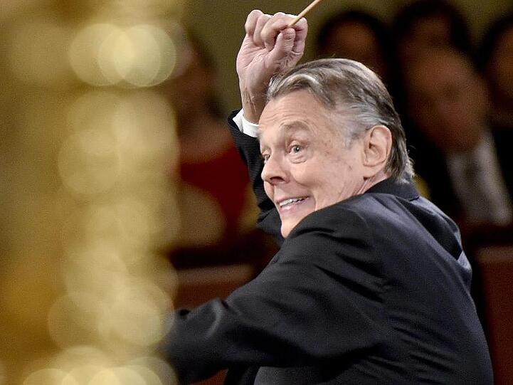 Mariss Jansons dirigiert ein Konzert. Foto: Herbert Neubauer/APA/dpa