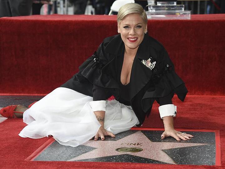 Pink hinter ihrer frisch enthüllten Sternenplakette auf dem Hollywood "Walk of Fame".