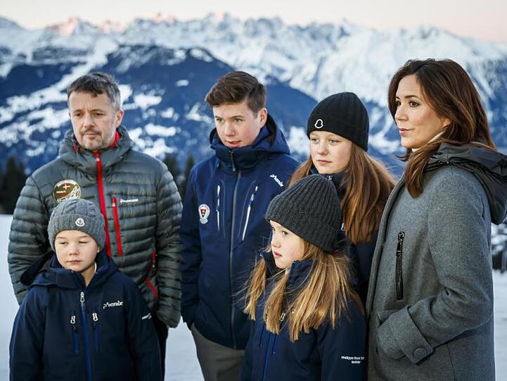 Prinz Vincent (l, vorne), Prinzessin Josephine, Kronprinz Frederik (l-r, hinten), Prinz Christian, Prinzessin Isabella und Kronprinzessin Mary im Ferienort Verbier.