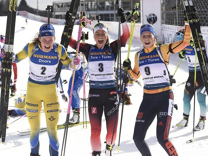 Franziska Preuß (r) wurde im Massenstart Dritte hinter Tiril Eckhoff (M.) aus Norwegen und der Schwedin Hanna Öberg.