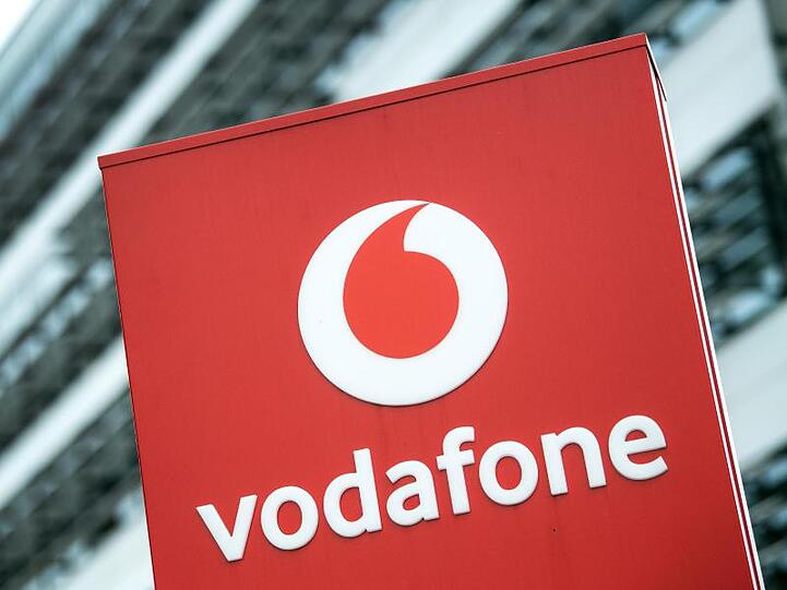 Das Vodafone-Logo ist vor einem Gebäude zu sehen. Foto: Federico Gambarini/dpa/Archivbild
