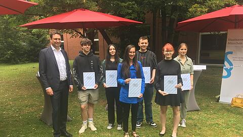 Gruppenbild mit Justizminister: sechs der 34 Schülerrichter.