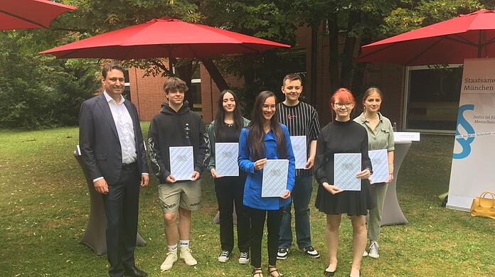 Gruppenbild mit Justizminister: sechs der 34 Schülerrichter.