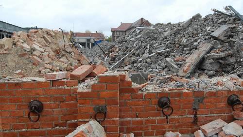 Nur die alten Mauern stehen noch, ansonsten ist von der alten Viehhalle nichts mehr übrig. Nur die alten Mauern stehen noch, ansonsten ist von der alten Viehhalle nichts mehr übrig.