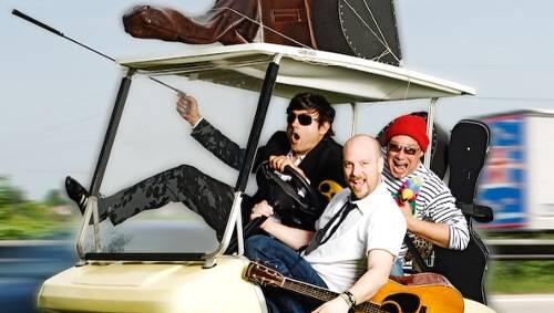 Stephan Zinner (Mitte) ist mit seinen musikalischen Freunden "Auf großer Fahrt". Stephan Zinner (Mitte) ist mit seinen musikalischen Freunden "Auf großer Fahrt".