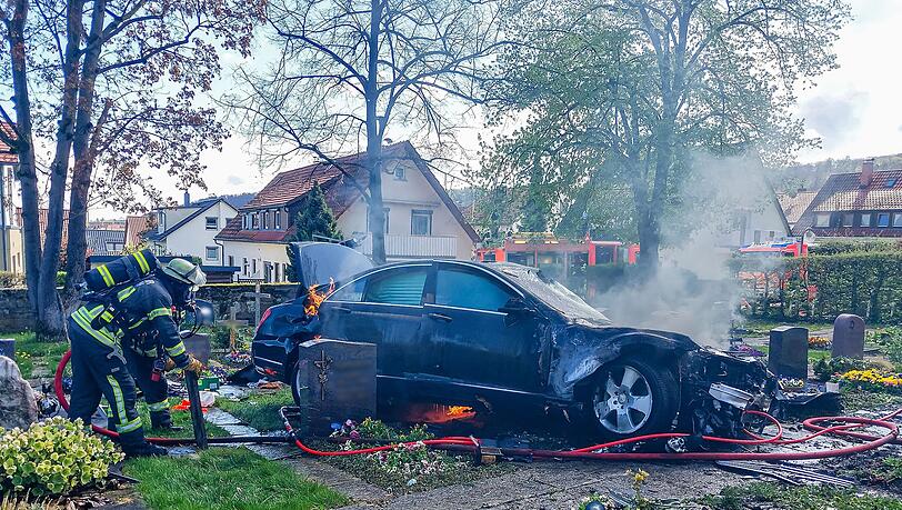 Mehrere Gräber wurden auf einem Friedhof in Gerlingen bei Stuttgart verwüstet.