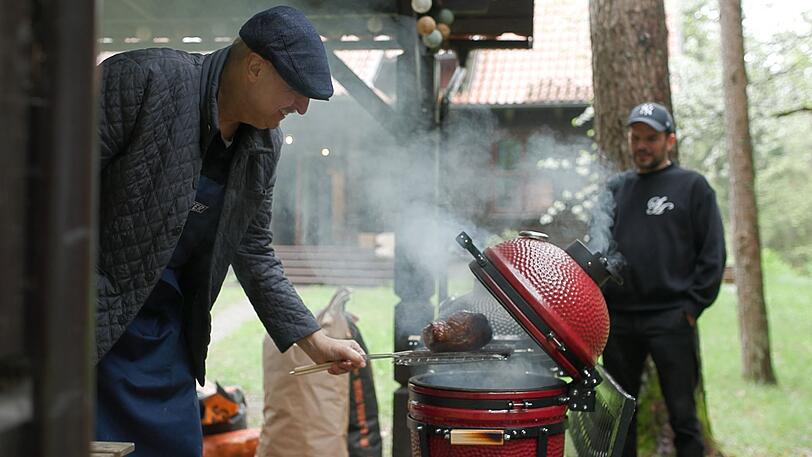 Steffen Henssler (rechts) und Johann Lafer versuchen sich diesmal in der Kunst des Barbecues.