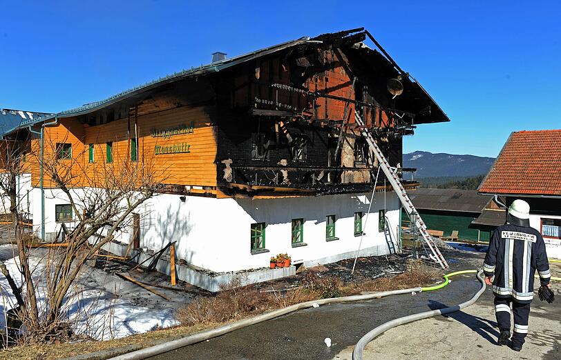 Ein Oberpfälzer Hotel ist am frühen Dienstagmorgen bei einem Feuer komplett zerstört worden.