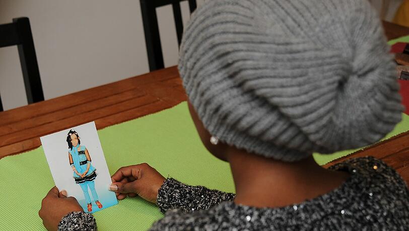 Ayan betrachtet ein Bild ihrer Tochter Amira. Sie will ihr Gesicht nicht zeigen - aus Angst, dass ihr dann noch weiters Leid widerfahren könnte. Ayan betrachtet ein Bild ihrer Tochter Amira. Sie will ihr Gesicht nicht zeigen - aus Angst, dass ihr dann noch weiters Leid widerfahren könnte.