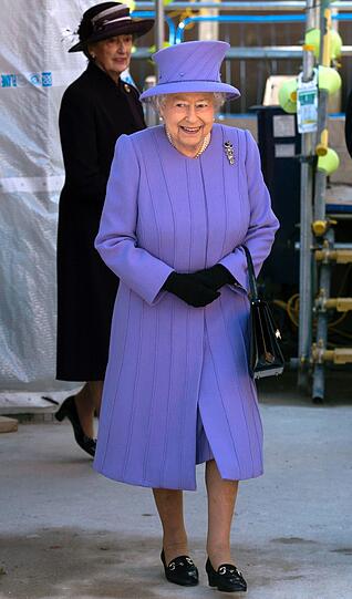 Lila-Laune: Die Queen lacht passend zu ihrem fröhlichen Outfit.