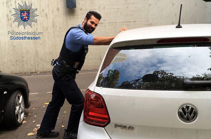 Ein Polizist in Hessen fakelte nicht lange und schaukelte ein Auto, in dem ein Baby eingeschlossen war, so lange hin und her, bis das Kind wieder friedlich schlief.