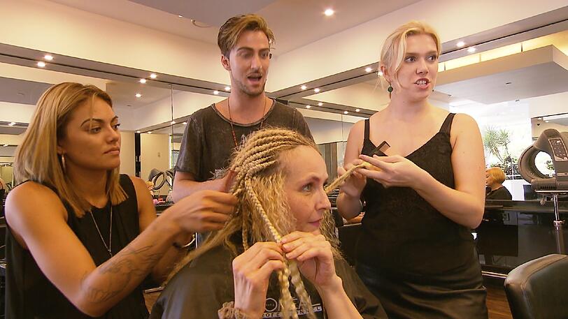 Außerhalb vom Dschungel gännt sich Helena Fürst erst einmal einen Besuch beim Friseur.