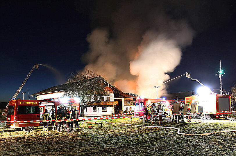 Über zweihundert Feuerwehrleute versuchten den Bauernhof zu retten.
