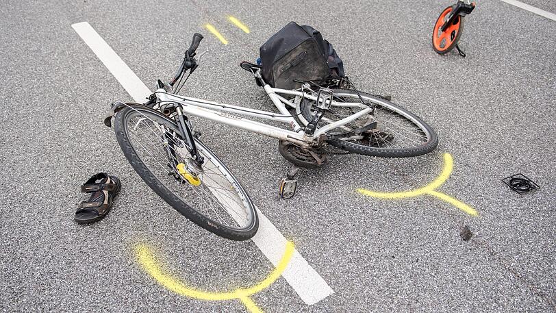 Die Radfahrerin erlag noch am Unfallort ihren schweren Verletzungen. (Symbolbild)