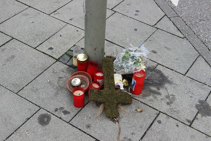 Nach dem tödlichen Unfall am 30. Juli 2015 hatten Unbekannte an der Ampel Kerzen und Kreuze aufgestellt.