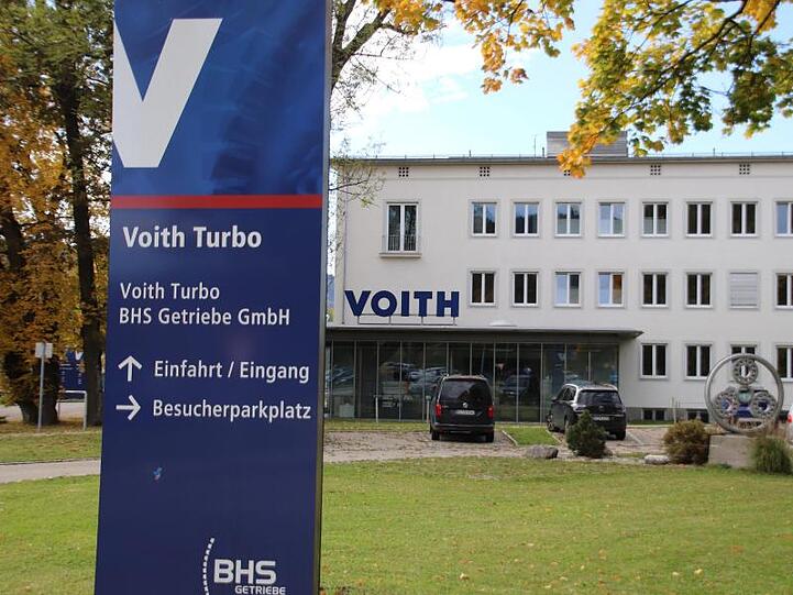 Ein Schild weist den Weg zum Werk des Technologiekonzerns Voith. Foto: Benjamin Liss/dpa/Archivbild