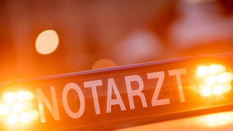 Ein Notarztwagen steht an einem Einsatzort. Foto: Lino Mirgeler/dpa/Symbolbild