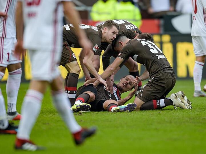 Die Spieler von St. Pauli (M) feiern das Tor zum 1:0 gegen den FC Ingolstadt.
