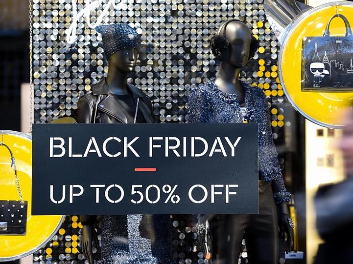 Immer mehr Online-Händler machen aus dem Rabatt-Festival Black Friday am 29. November eine ganze Sonderangebotswoche - oder gar einen Black-Friday-Monat.