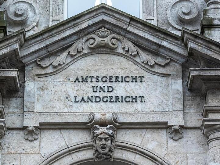 "Amtsgericht und Landgericht" steht an dem Justizgebäude in Regensburg. Foto: Armin Weigel/dpa