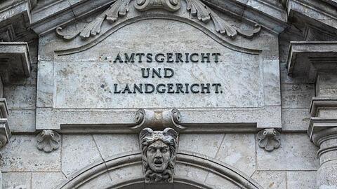 "Amtsgericht und Landgericht" steht an dem Justizgebäude in Regensburg. Foto: Armin Weigel/dpa