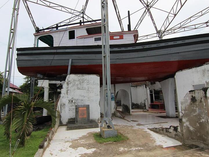 Mahnmal: Ein vom Tsunami kilometerweit an Land gespültes Fischerboot in Banda Aceh.