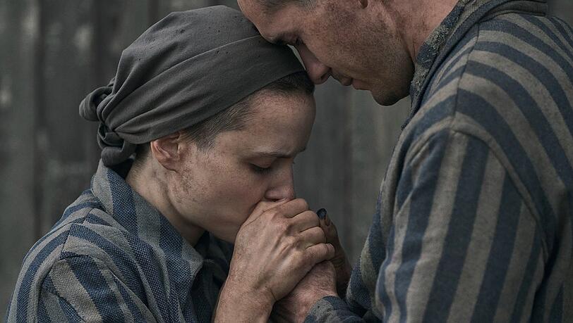 Lali und Gita Sokolov, dargestellt von Jonah Hauer-King und Anna Próchniak. Lali und Gita Sokolov, dargestellt von Jonah Hauer-King und Anna Próchniak.