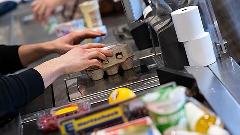 Vor allem beim t&auml;glichen Lebensmittel-Kauf sp&uuml;ren die Menschen in Deutschland die Inflation.