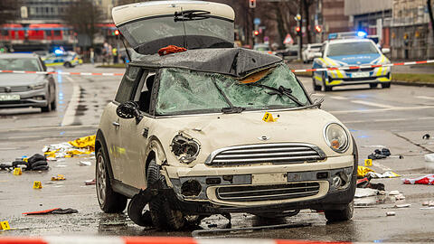 Am 13. Februar 2025 war Farhad N. mit seinem Mini Cooper in das Ende eines Verdi-Demonstrationszuges gerast. &Uuml;ber 20 Verhandlungstage in dem Prozess um ihn und seine Tat sind bereits vergangen. Nun soll sein Vernehmungsvideo Antworten liefern.