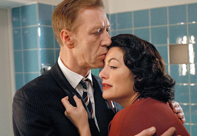 Nachkriegsmann Richard (Oliver Stritzel) versucht, seine Frau Ursula (Christine Neubauer) zu tr&ouml;sten. Die jedoch wurde von Schatten der Vergangenheit eingeholt.