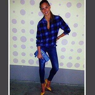 Bar Refaeli ist blau - zumindest blau angezogen...
