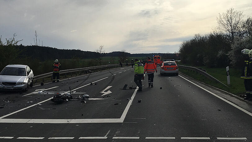 Ein Trümmerfeld auf der Staatsstraße 2245 in Zirndorf: Der Rollerfahrer starb noch vor Ort, der 30-Jährige stieß mit einem Streifenwagen zusammen, der gerade auf Einsatzfahrt war. Die Bilder.