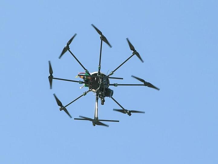 Eine Drohne, ein sogenannter Octocopter mit acht Propellern, schwebt in der Luft. Foto: Patrick Pleul/Archiv