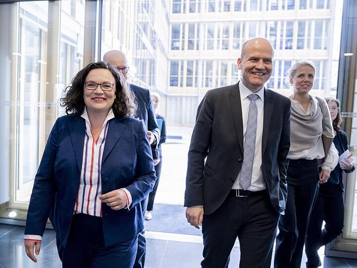SPD-Chefin Andrea Nahles und der Vorsitzende der CDU/CSU-Bundestagsfraktion, Ralph Brinkhaus, loben die ihrer Meinung nach gute Stimmung in der Großen Koalition.