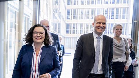 SPD-Chefin Andrea Nahles und der Vorsitzende der CDU/CSU-Bundestagsfraktion, Ralph Brinkhaus, loben die ihrer Meinung nach gute Stimmung in der Großen Koalition.