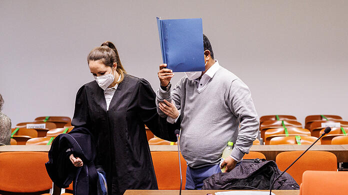 Der Angeklagte beim Prozessauftakt in München.