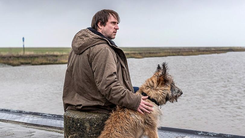"Sörensen hat Angst": Sörensen (Bjarne Mädel) mit Hund Cord vor dem nordfriesischen Wattenmeer.