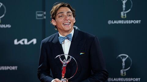 Armand Duplantis mit der Laureus-Trophäe.