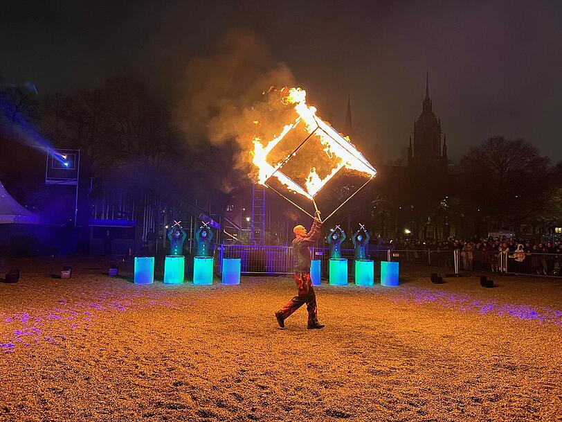 Die Feuershows vor dem Tollwood-Eingang ziehen jeden Abend viele Besucher an.
