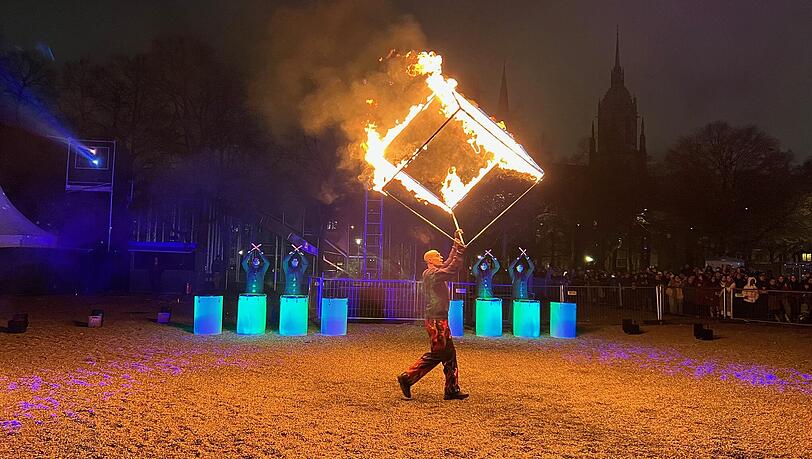 Die Feuershows vor dem Tollwood-Eingang ziehen jeden Abend viele Besucher an. Die Feuershows vor dem Tollwood-Eingang ziehen jeden Abend viele Besucher an.