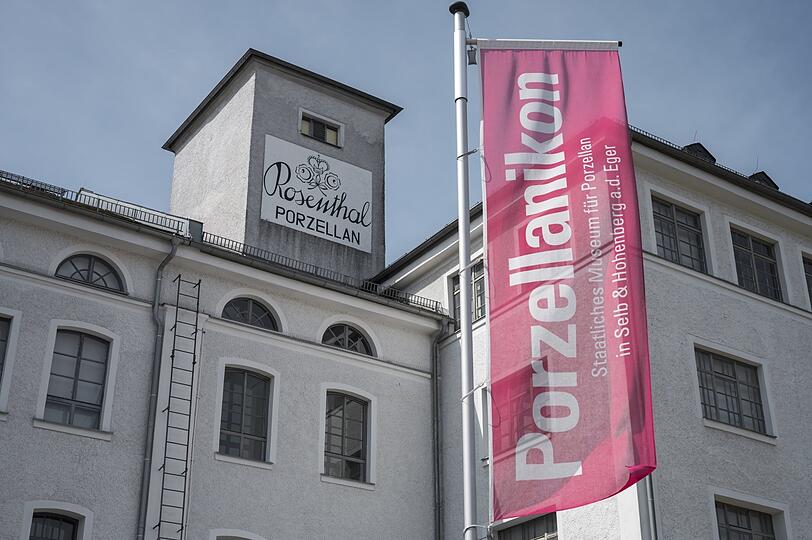 Das Textil- und Industriemuseum Augsburg, das Porzellanikon in Selb (im Foto mit dem Rosenthal-Schriftzug) sowie das Glasmuseum in Frauenau in ein Museum f&uuml;r Industriekultur zu &uuml;berf&uuml;hren, macht Sinn. Nur die geografischen Abst&auml;nde werden bei aller Digitalisierung - und die steht auf der Agenda weit oben - nicht zu ignorieren sein.