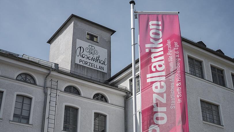 Das Textil- und Industriemuseum Augsburg, das Porzellanikon in Selb (im Foto mit dem Rosenthal-Schriftzug) sowie das Glasmuseum in Frauenau in ein Museum f&uuml;r Industriekultur zu &uuml;berf&uuml;hren, macht Sinn. Nur die geografischen Abst&auml;nde werden bei aller Digitalisierung - und die steht auf der Agenda weit oben - nicht zu ignorieren sein.