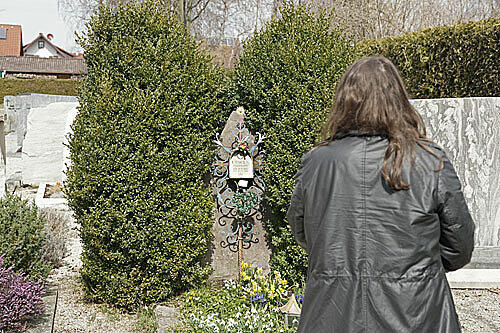 Osterglocken schmücken Ursulas Grab in Eching