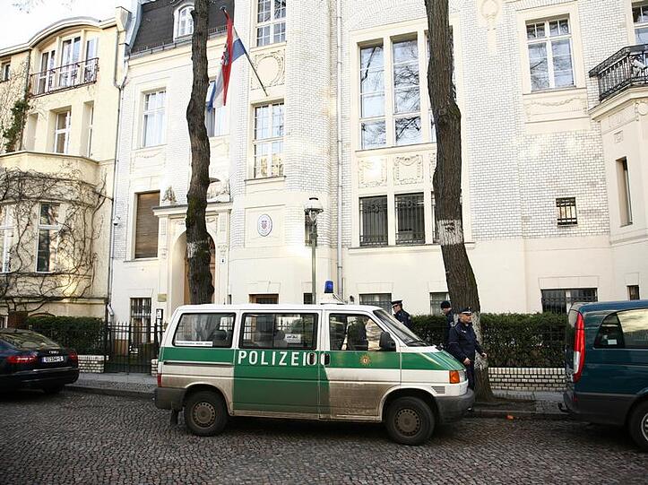 Polizisten vor der kroatischen Botschaft in Berlin.