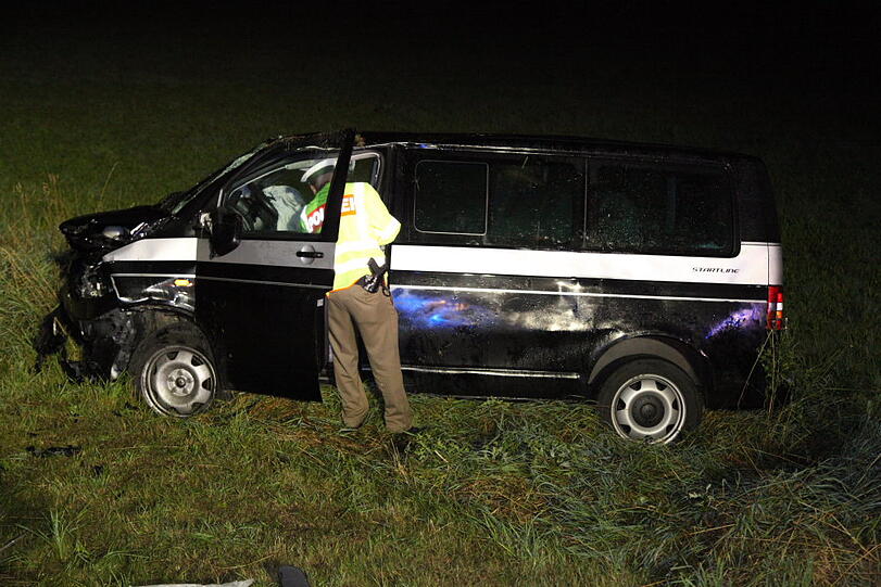 Bei Warngau ist ein Autofahrer bei einem heftigen Frontalcrash ums Leben gekommen. Der Mann wollte überholen und rauschte dabei mit einem anderen Wagen auf der Gegenfahrbahn zusammen.